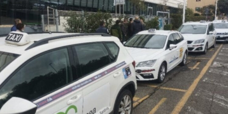 Cagliari, taxi introvabili anche in centro: “Servizio bloccato, così la città perde dignità”