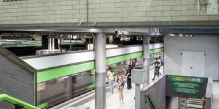 Follia in metro: 45enne preso a calci e pugni per una maglia