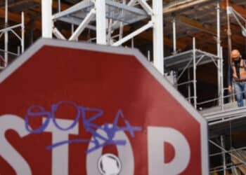 Crolla il ponteggio di una palazzina, morti 3 operai