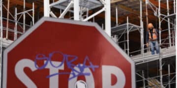 Crolla il ponteggio di una palazzina, morti 3 operai