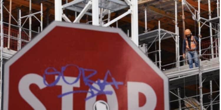 Crolla il ponteggio di una palazzina, morti 3 operai