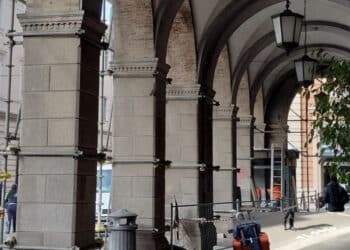 Cagliari, brutale pestaggio ieri notte in via Roma: coppia aggredita sotto i portici da un passante