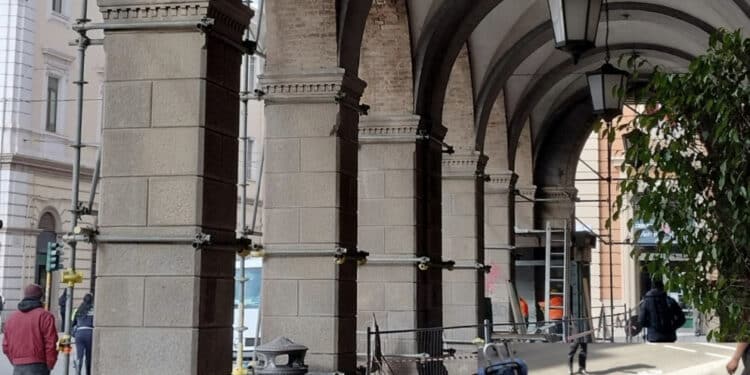 Cagliari, brutale pestaggio ieri notte in via Roma: coppia aggredita sotto i portici da un passante