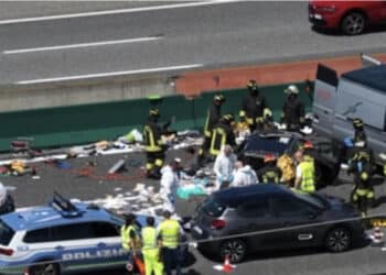 Anziano contromano in autostrada si scontra con un’auto: 4 morti