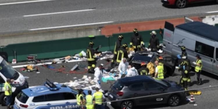 Anziano contromano in autostrada si scontra con un’auto: 4 morti