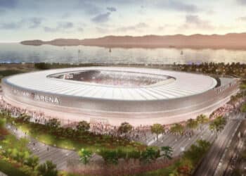 Cagliari, il progetto dello stadio slitta al 2028: tagliati 24 milioni, esplode la polemica in aula su costi e fondi “fantasma”