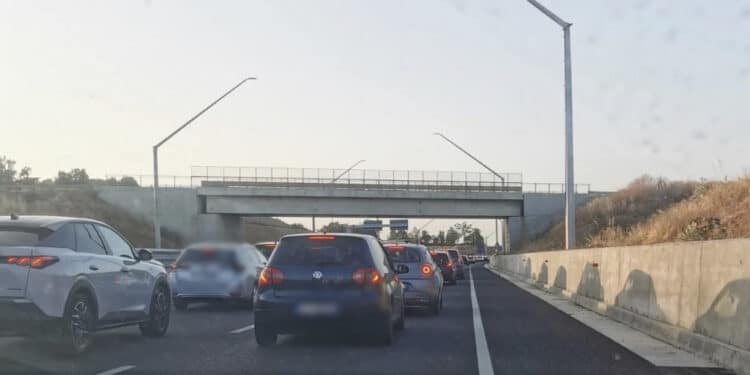 Tutti in coda sulla Ss195: anche due ore di attesa a causa di alcuni incidenti, traffico in tilt