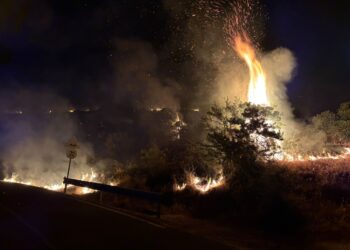 Incendio nella notte lungo la Bosa-Montresta: sul posto forestali, barracelli e vigili del fuoco