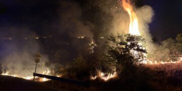 Incendio nella notte lungo la Bosa-Montresta: sul posto forestali, barracelli e vigili del fuoco