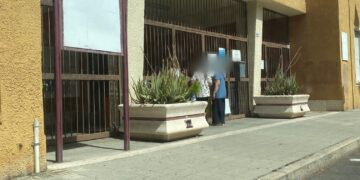 Cagliari, fila sotto il sole: chi cerca lavoro viene ricevuto tra le sbarre del cancello