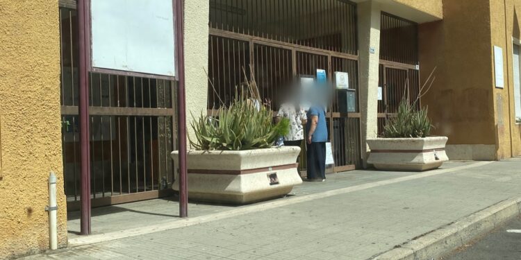 Cagliari, fila sotto il sole: chi cerca lavoro viene ricevuto tra le sbarre del cancello