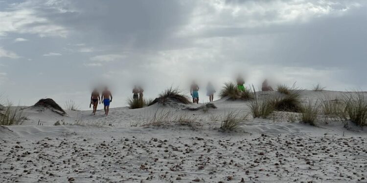 Turisti irrispettosi nuovamente al centro dell’attenzione: in gruppo sulle dune di Is Arenas