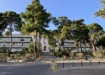 Cagliari, la sanità cade a pezzi: stop alle mammografie, al Binaghi piovono calcinacci