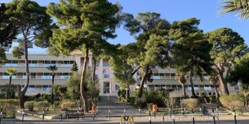 Cagliari, la sanità cade a pezzi: stop alle mammografie, al Binaghi piovono calcinacci