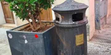 Il Corso a Cagliari, tra fioriere rinsecchite e porta rifiuti luridi: “Meglio togliere tutto”