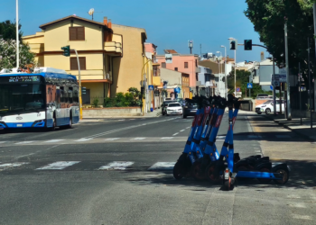 Follie cagliaritane, gli stalli per i monopattini invadono la carreggiata: “Qui ci si schianta”