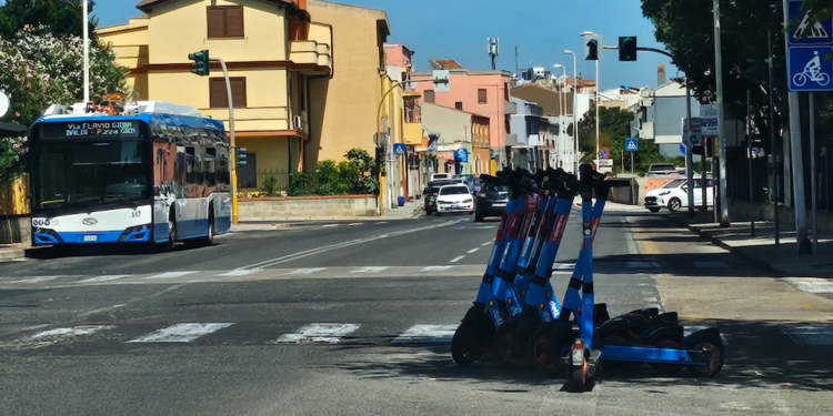 Follie cagliaritane, gli stalli per i monopattini invadono la carreggiata: “Qui ci si schianta”