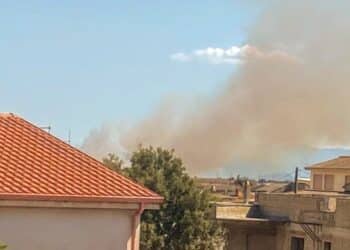 Allarme incendi nel Sud Sardegna: a Nuraminis anche gli elicotteri in volo per cercare di domare le fiamme