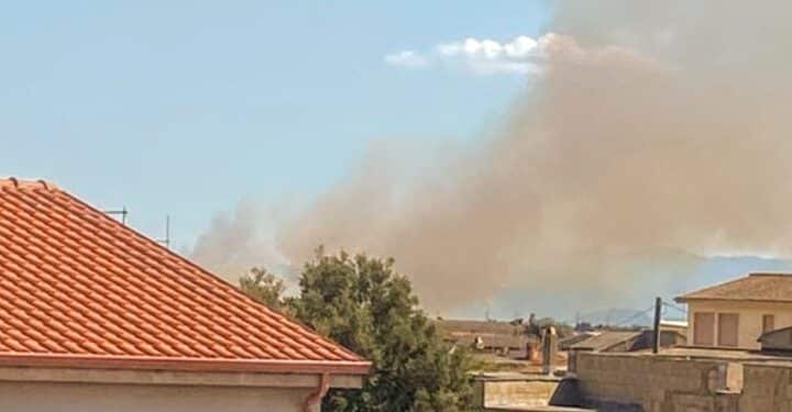Allarme incendi nel Sud Sardegna: a Nuraminis anche gli elicotteri in volo per cercare di domare le fiamme