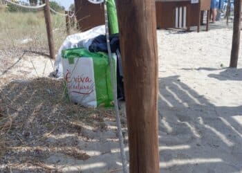 Controlli a tappeto al Poetto, via gli ambulanti dalle aree fumatori e un campeggiatore dal parcheggio sterrato