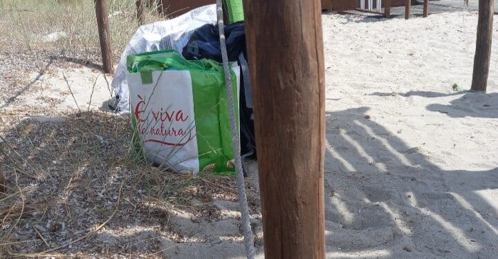 Controlli a tappeto al Poetto, via gli ambulanti dalle aree fumatori e un campeggiatore dal parcheggio sterrato