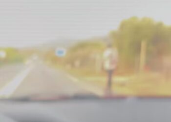 Attraversano la statale nel cuore della notte a Pula, minorenni causano un incidente