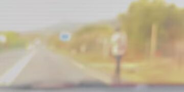 Attraversano la statale nel cuore della notte a Pula, minorenni causano un incidente