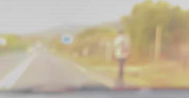 Attraversano la statale nel cuore della notte a Pula, minorenni causano un incidente