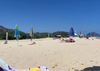 Ombrelloni in spiaggia e bagnanti fantasma, mania dell’estate: è polemica a Costa Rei