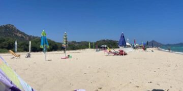 Ombrelloni in spiaggia e bagnanti fantasma, mania dell’estate: è polemica a Costa Rei