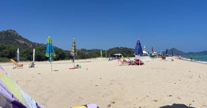 Ombrelloni in spiaggia e bagnanti fantasma, mania dell’estate: è polemica a Costa Rei