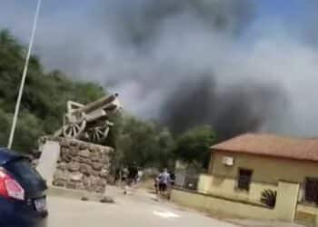 Bacu Abis, grosso incendio a due passi dalle case, abitanti supportano i vigili del fuoco nelle operazioni di spegnimento