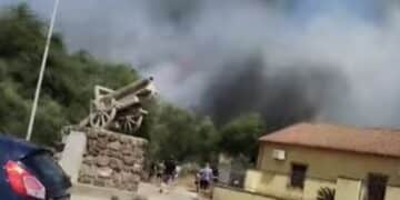 Bacu Abis, grosso incendio a due passi dalle case, abitanti supportano i vigili del fuoco nelle operazioni di spegnimento