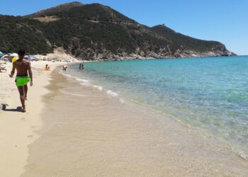 Con il fuoristrada sulle dune di Solanas, multa di mille euro per un turista