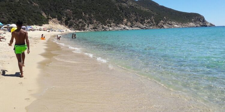 Con il fuoristrada sulle dune di Solanas, multa di mille euro per un turista