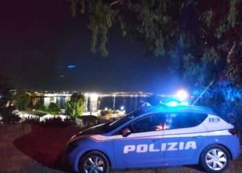 Accoltella un giovane nei bagni di un locale, minorenne arrestato a Cagliari