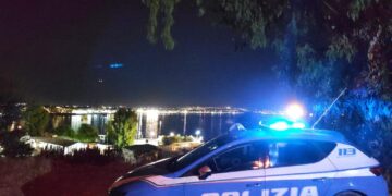 Accoltella un giovane nei bagni di un locale, minorenne arrestato a Cagliari