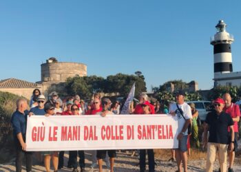 Cagliari, giù le mani dal colle di Sant’Elia: sit-in contro il maxi impianto fotovoltaico