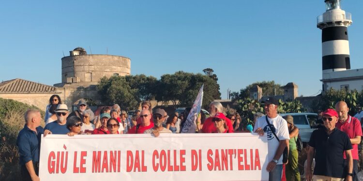 Cagliari, giù le mani dal colle di Sant’Elia: sit-in contro il maxi impianto fotovoltaico