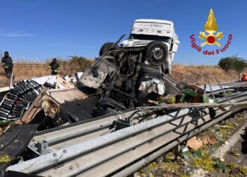 Si ribalta col tir sulla 131: muore a 48 anni Filippo Ionta, traffico in tilt e automobilisti bloccati per ore
