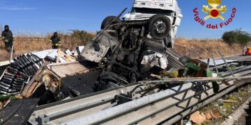 Si ribalta col tir sulla 131: muore a 48 anni Filippo Ionta, traffico in tilt e automobilisti bloccati per ore