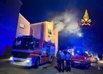 Violento incendio in casa nella notte a Bosa, due donne e un uomo in ospedale