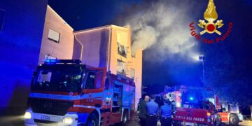 Violento incendio in casa nella notte a Bosa, due donne e un uomo in ospedale