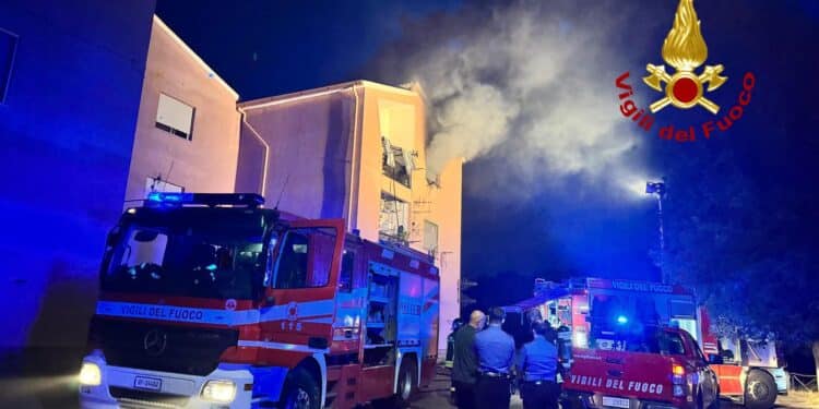 Violento incendio in casa nella notte a Bosa, due donne e un uomo in ospedale