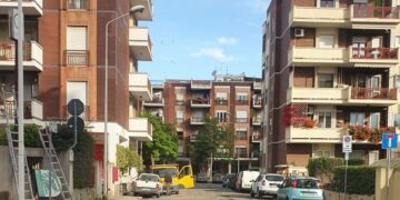 Cagliari, la denuncia di Bruna: “In via Nizza prigionieri in casa nostra, parcheggi selvaggi davanti al bar e rischio incidenti”