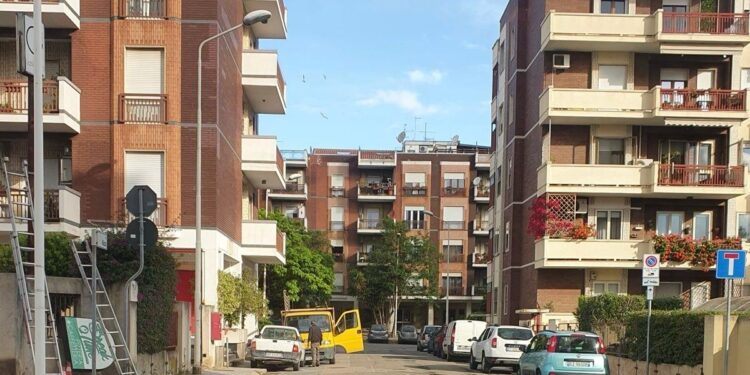 Cagliari, la denuncia di Bruna: “In via Nizza prigionieri in casa nostra, parcheggi selvaggi davanti al bar e rischio incidenti”