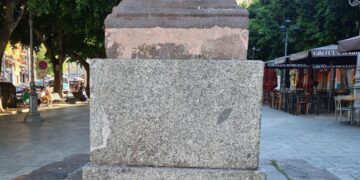 Cagliari, piazza Yenne non solo sporca: “E’ totalmente abbandonata”