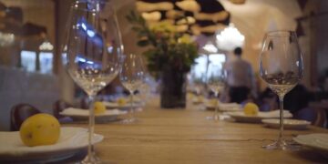 Fuga dal lavoro nel turismo in Sardegna: nero, ricatti, sfruttamento e finti part time fanno scappare i giovani