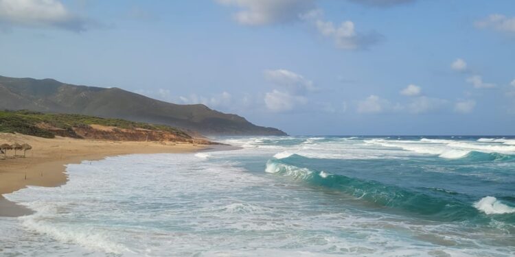 Arbus, si tuffano nonostante la bandiera rossa: tre bagnanti salvati dal bagnino