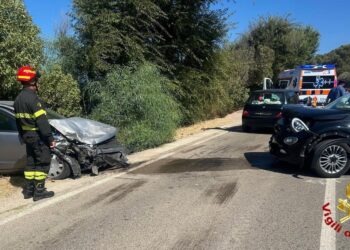 Porto Torres, terribile frontale fra due auto: tre feriti in ospedale